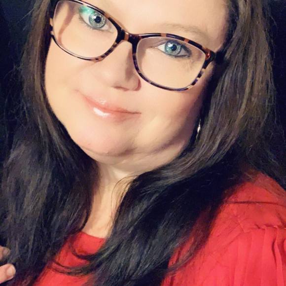 Profile Picture of Shelley Lee (@leeshelley4) on Poshmark
