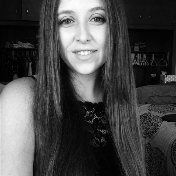 Profile Picture of Valerie Curd (@classicalval) on Poshmark