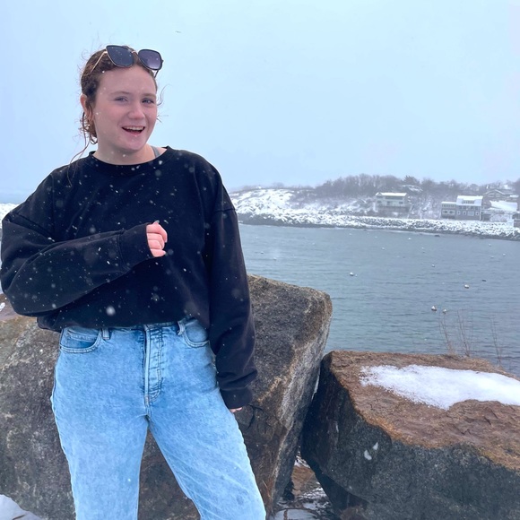 Profile Picture of Caroline Dezutter (@cdezutter) on Poshmark