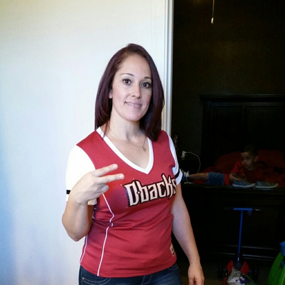 Profile Picture of Cecilia Robles (@cecy_r) on Poshmark