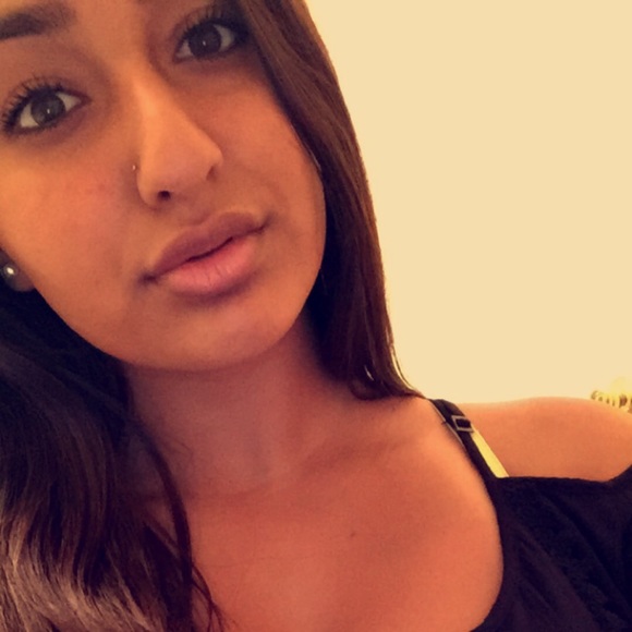 Profile Picture of Lara Khan (@lmaolaraib) on Poshmark