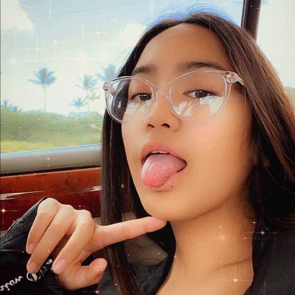 Profile Picture of Olivia Tamura (@oliviatamura4) on Poshmark