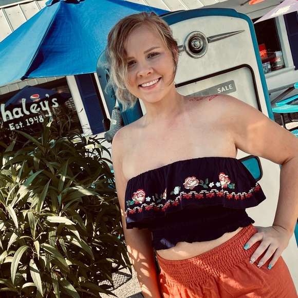 Profile Picture of Kaylee Rushton (@kayleeceles) on Poshmark