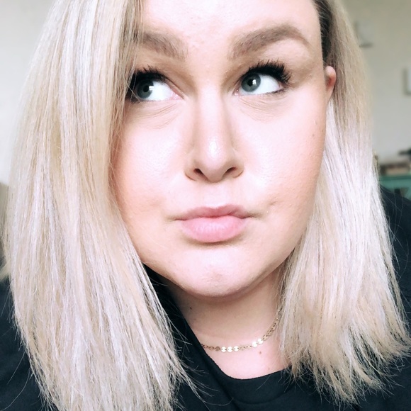 Profile Picture of Demi Dinbokowitz (@demi_dujour) on Poshmark