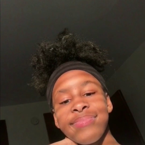 Profile Picture of Anyae Grissom (@anyae_10) on Poshmark