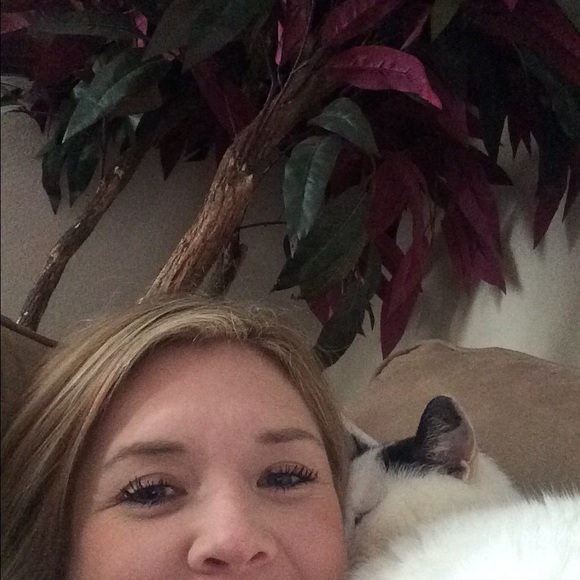 Profile Picture of Amanda Schneider (@ambatman) on Poshmark