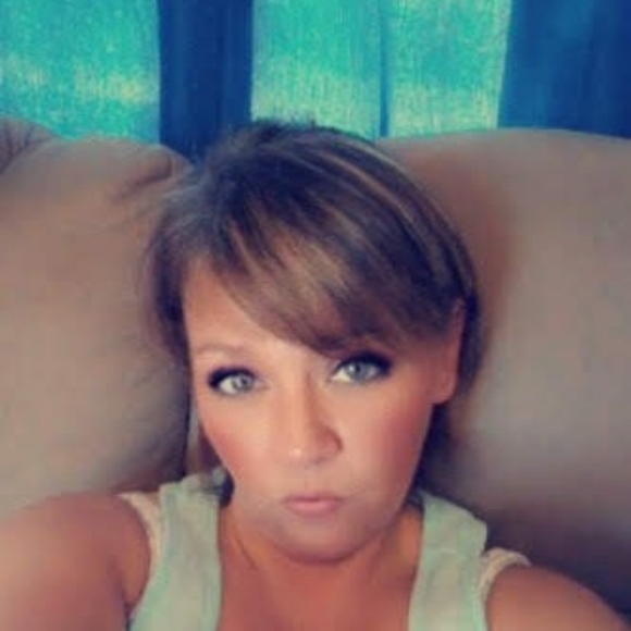 Profile Picture of Cassandra Lyons (@cassandralyons) on Poshmark