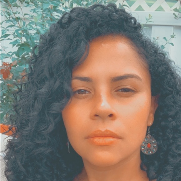 Profile Picture of Luve Almanzar (@luvepearl) on Poshmark