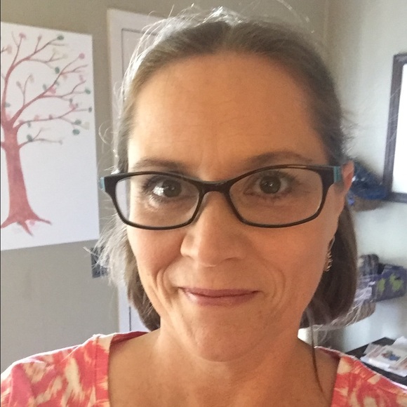 Profile Picture of Lori Ewald (@parwald) on Poshmark