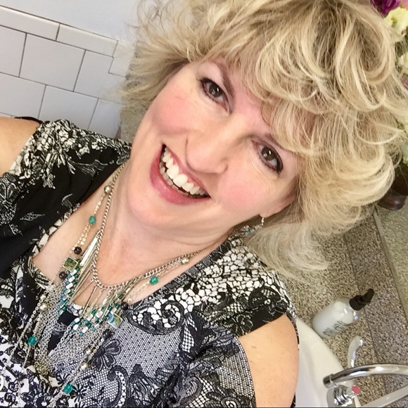 Profile Picture of Anna Feauto (@dfeauto1) on Poshmark