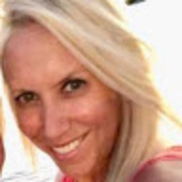 Profile Picture of Stacy Walgreen (@stacywalgreen) on Poshmark