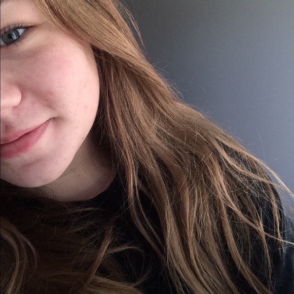 Profile Picture of Paige Behee (@paigebehee_6) on Poshmark