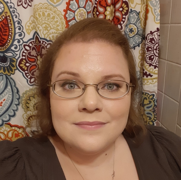 Profile Picture of Violet Kimpe (@violetkimpebsn) on Poshmark