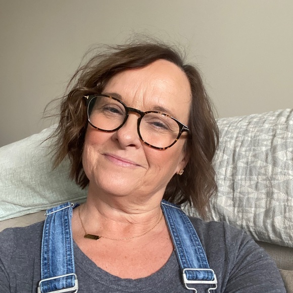 Profile Picture of Lori Farrell (@lorijp1) on Poshmark