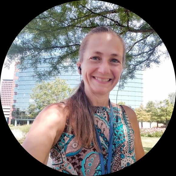 Profile Picture of Lisa Helm (@lhelm9) on Poshmark