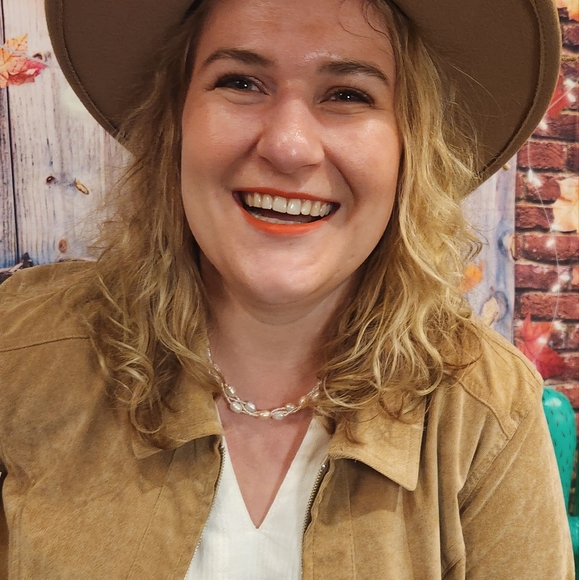 Jerusha M - Poshmark Profile Picture of Jerusha M (@engeddie) on Poshmark