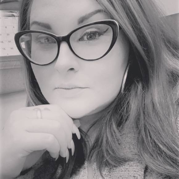 Profile Picture of Ashley Tolfa (@ashleytolfa) on Poshmark