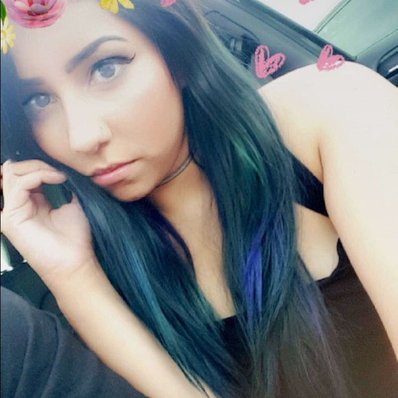 Profile Picture of Vicki Alvarez (@tigerlilllly13) on Poshmark