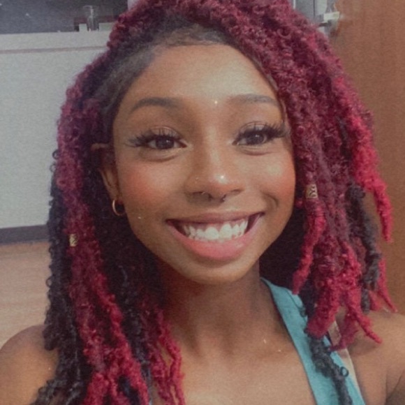 Profile Picture of Antanasia Dewitty (@antanasiad) on Poshmark