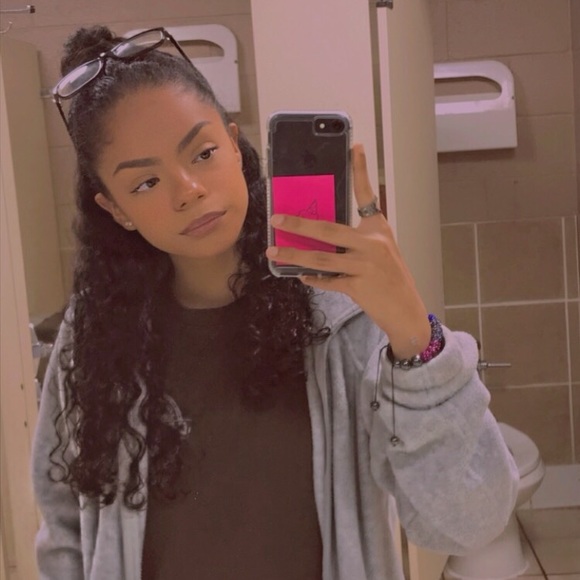 Profile Picture of Itzel Araujo-herrera (@itzelllah) on Poshmark