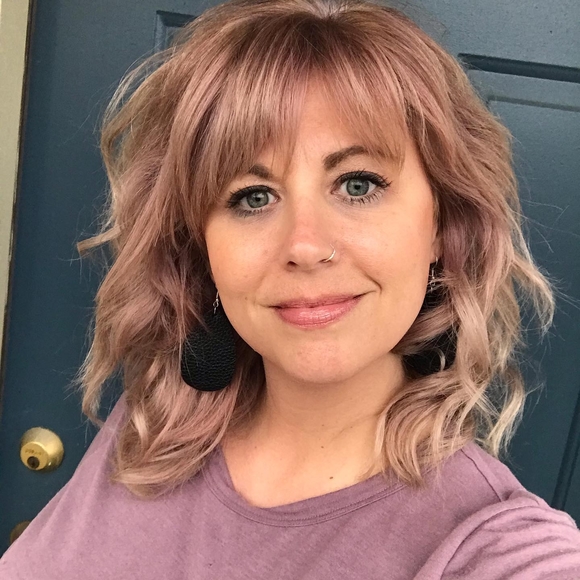 Profile Picture of Miranda Lynn (@haircolorexpert) on Poshmark