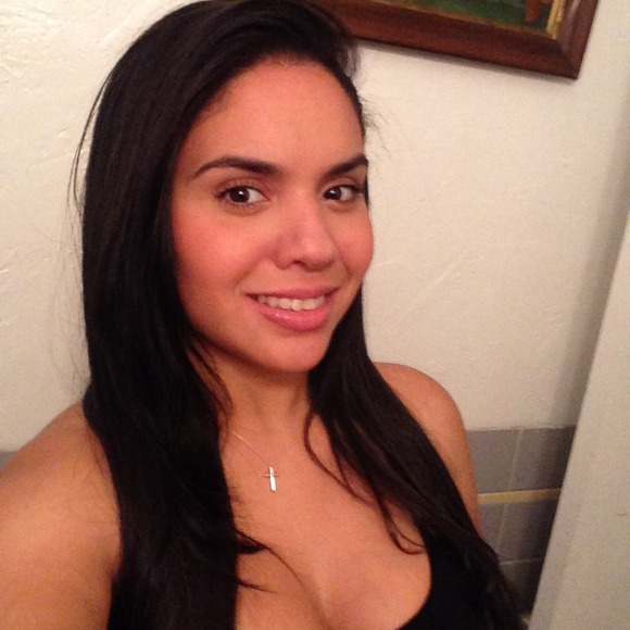 Profile Picture of Ingrid Castro (@ingrid043) on Poshmark