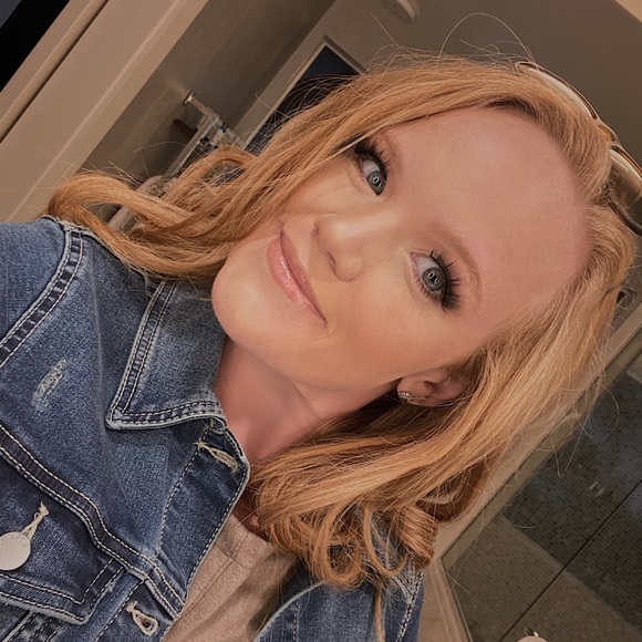 Profile Picture of Samantha Rudolph (@samantharudolph) on Poshmark