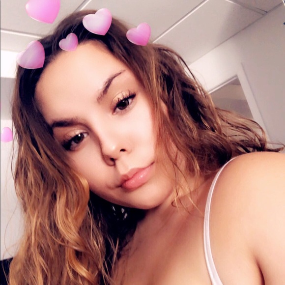 Profile Picture of Alyssa Filippelli (@alyssa0xoxo) on Poshmark