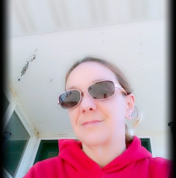 Profile Picture of Tam Morhardt (@m0mmyof3) on Poshmark