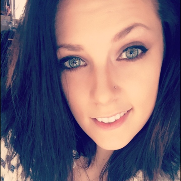 Samantha Fidler - Poshmark Profile Picture of Samantha Fidler (@samlfidler) on Poshmark