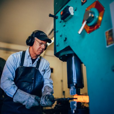 Profile Picture of Bob Kramer (@kramerknives) on Twitter