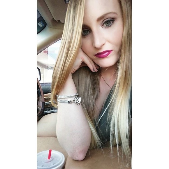 Profile Picture of Autumn Wise (@patrinawise) on Poshmark