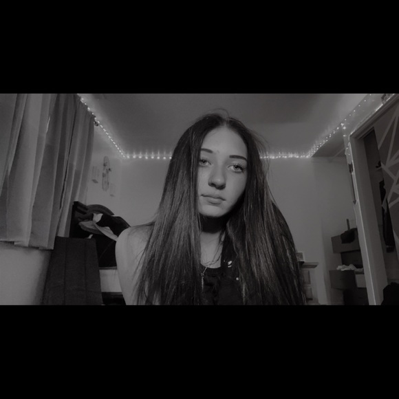 Profile Picture of Brooklyn James (@itzxbrooklyn) on Poshmark