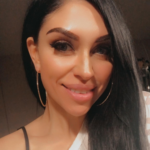 Profile Picture of Crystal Minarcik (@bossbabehustler) on Poshmark