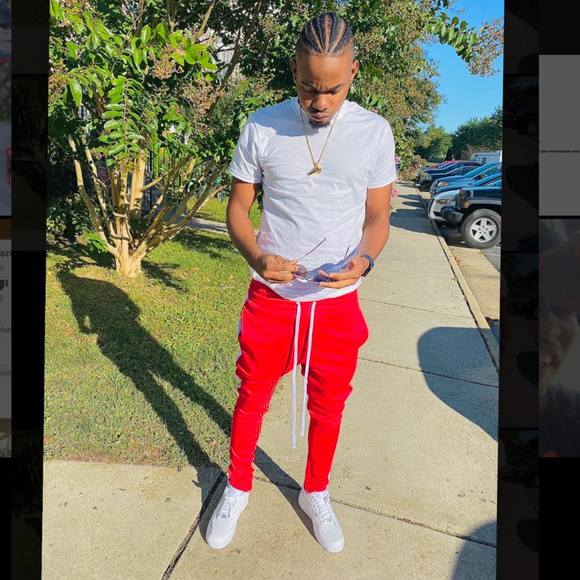 Profile Picture of Donte Henry (@dhenry378) on Poshmark