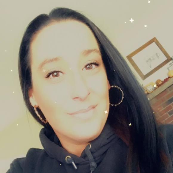 Profile Picture of Heather Guiliani (@hguiliani) on Poshmark