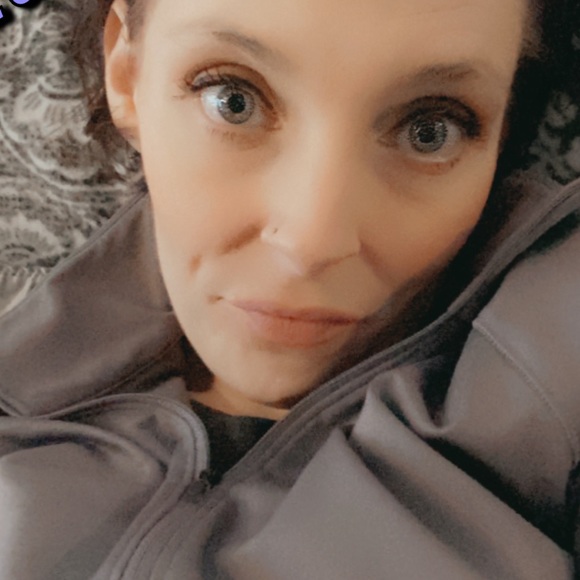 Profile Picture of Carrie Colbey (@carriecolbey) on Poshmark