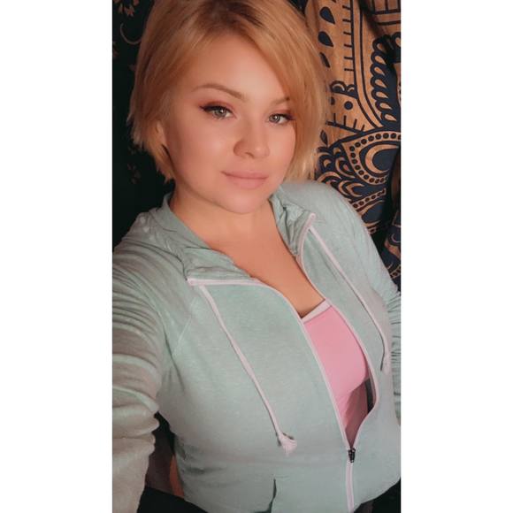 Profile Picture of Christina Duffer (@christinafaye_) on Poshmark