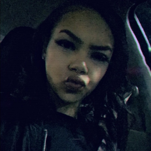 Profile Picture of Dezire Gern (@dgern) on Poshmark