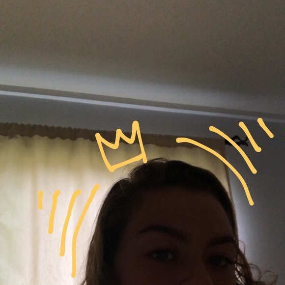 Profile Picture of Liana Vasconcellos (@lianalilinoe) on Poshmark