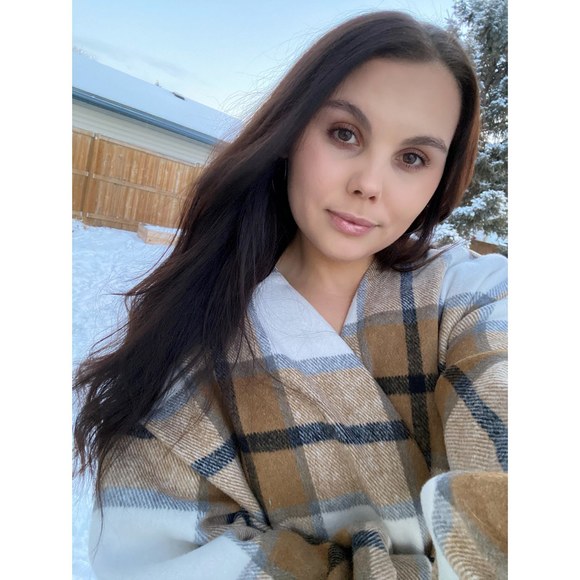 Profile Picture of Alicia Plumbtree (@aliciaplumbtree) on Poshmark