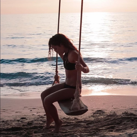 Profile Picture of Devan Maneely (@hi_devan) on Poshmark