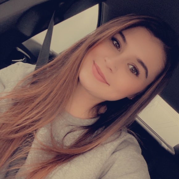 Profile Picture of Skye Kretzinger (@skretzinger) on Poshmark