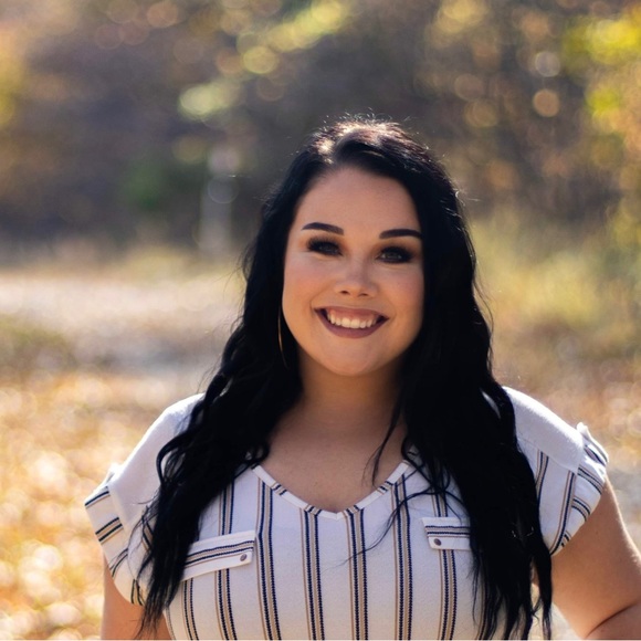 Profile Picture of Victoria Davidson (@vdavidson98) on Poshmark