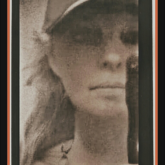 Profile Picture of Laura Danker (@lauralee68) on Poshmark
