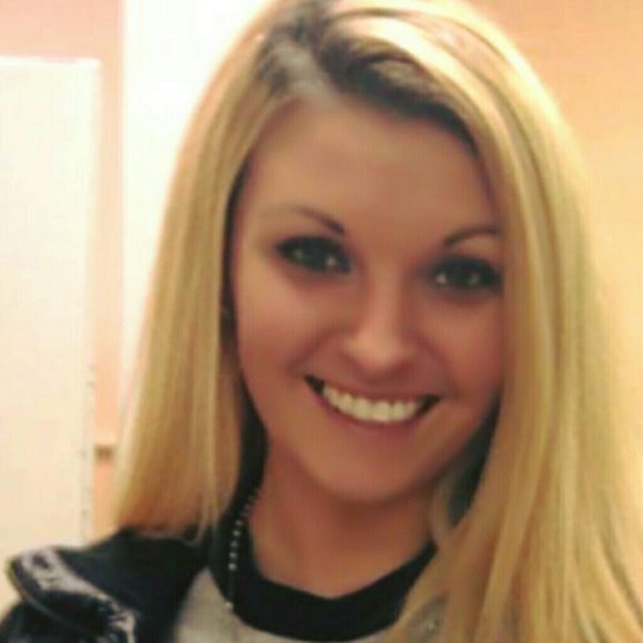 Profile Picture of Ashley Kemper (@ashkemps) on Poshmark