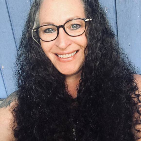 Profile Picture of Beth Mosakowski (@bethmosakowski) on Poshmark