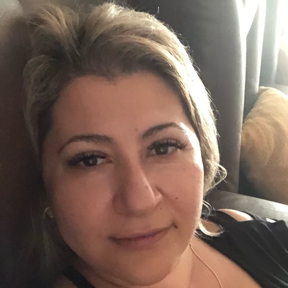 Profile Picture of Janet Mosheyev (@janetmosheyev) on Poshmark