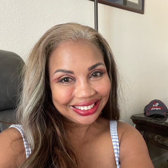 Profile Picture of Tiffany Radden (@tiffanydholmes) on Poshmark