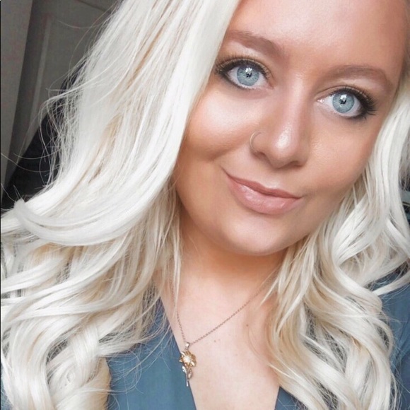 Profile Picture of Alexa Kerr (@alexaaasal) on Poshmark